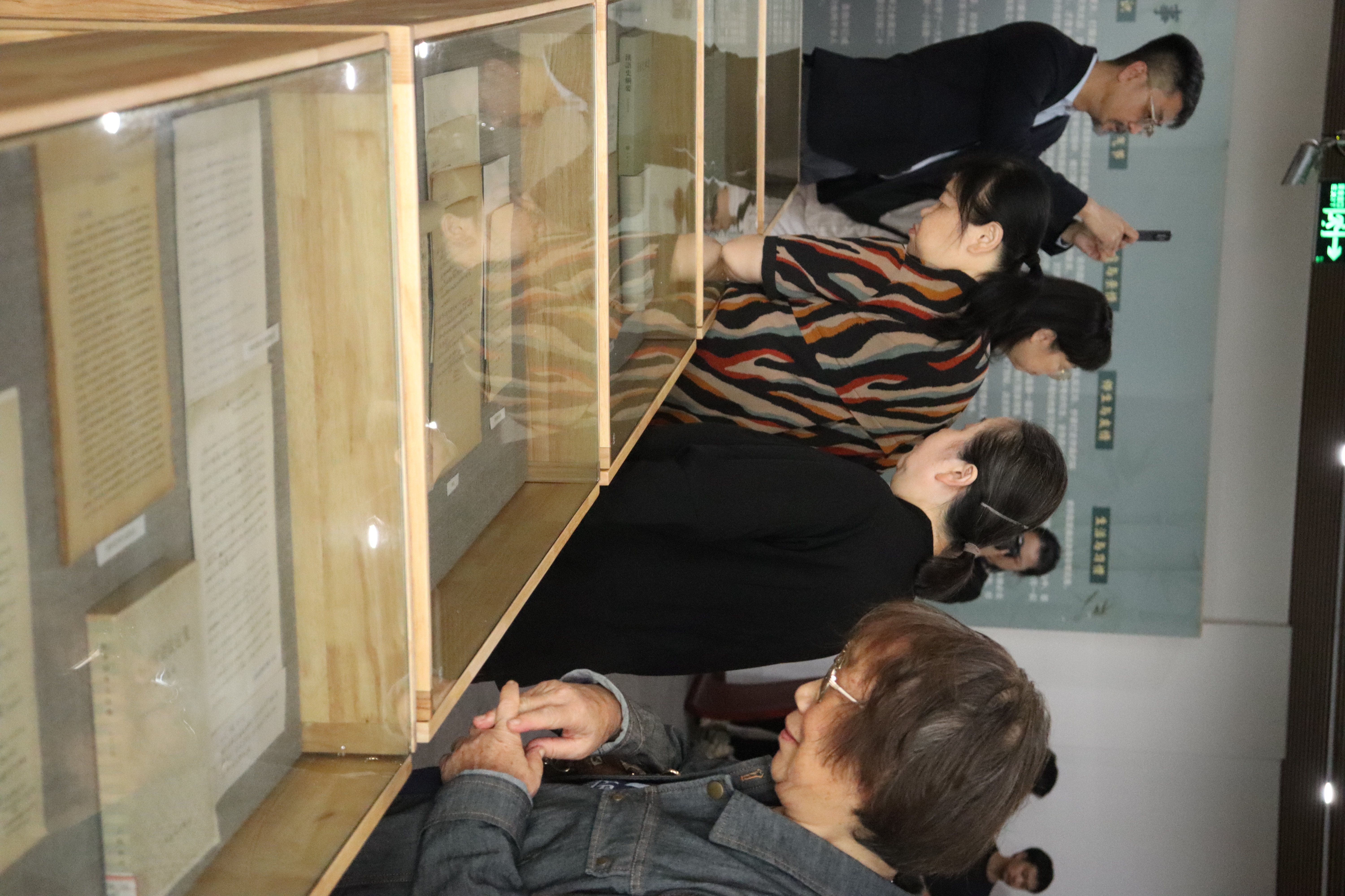 1.到访嘉宾参观展厅内手稿文献.JPG 1.到访嘉宾参观展厅内手稿文献.JPG