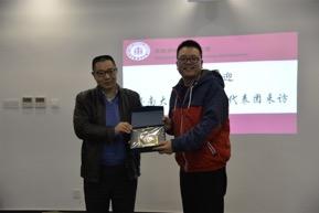 暨南大学华文学院向bv伟德国际体育官方网站中文系赠送院徽纪念品